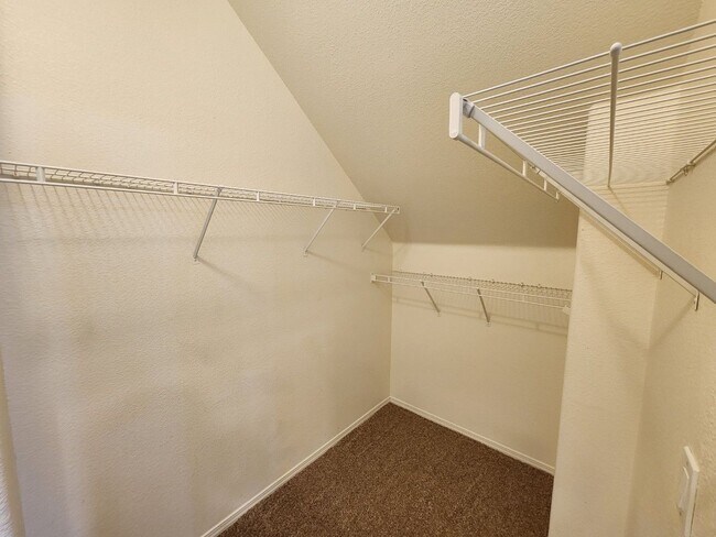 Building Photo - Charming 3 bedroom home with great curb ap...