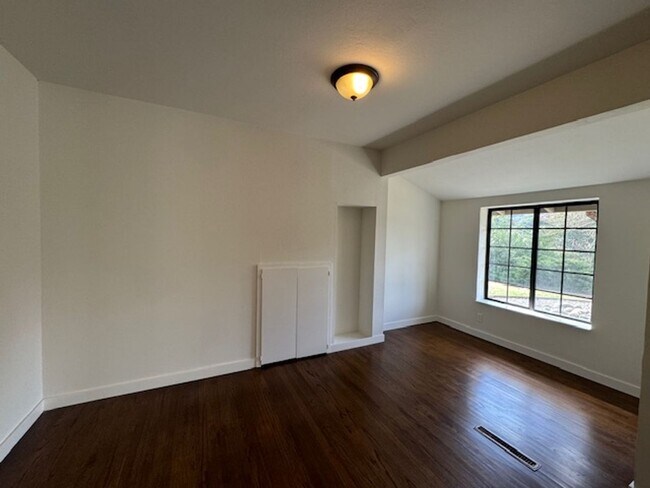 Building Photo - Wonderful 2 story home in Orinda