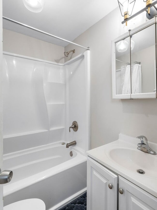 Building Photo - Newly Upgraded Duplex Unit for Rent – Modern Kitchen & Bathroom | Gloucester, NJ