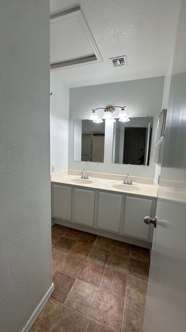 Building Photo - 2 bedroom townhome