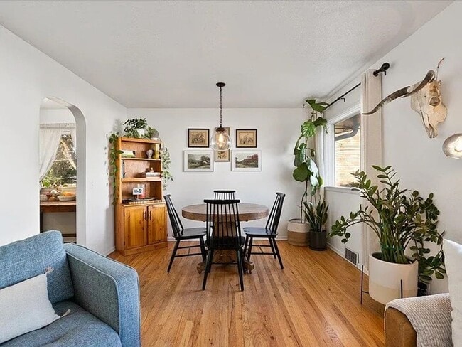 Building Photo - SPACIOUS 3BD/1BA SOUTH HILL HOME | ATTACHED GARAGE | FENCED YARD | W/D HOOKUPS | AVAIL JULY 1