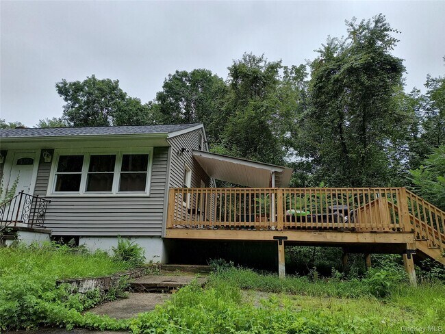 Building Photo - 28 Pine Tree Ln