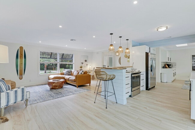 Building Photo - 9 W Riverside Dr