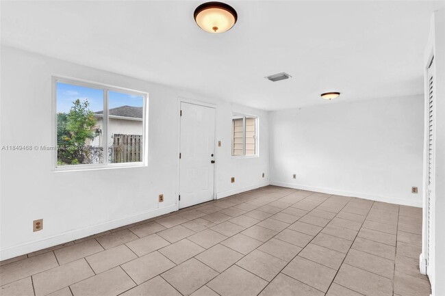 Building Photo - 520 NW 60th Way