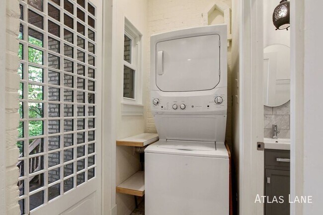 Building Photo - Professionally Managed & Recently Renovate...