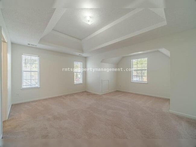 Building Photo - Spacious 4 bedroom 2.5 bath