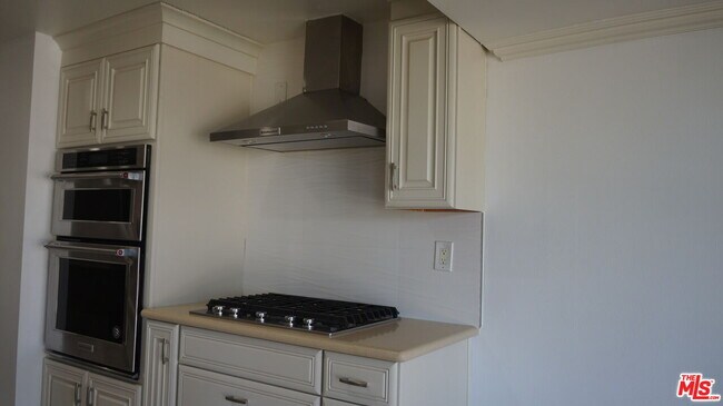 Building Photo - 137 S Palm Dr