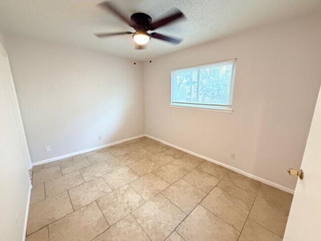 Building Photo - Nice 4 BR, 1.5 Bath w/ Large Back Yard