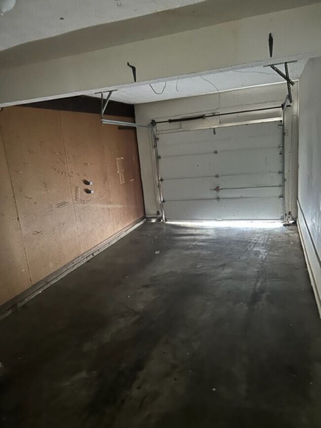 Building Photo - 481 Woodview Dr