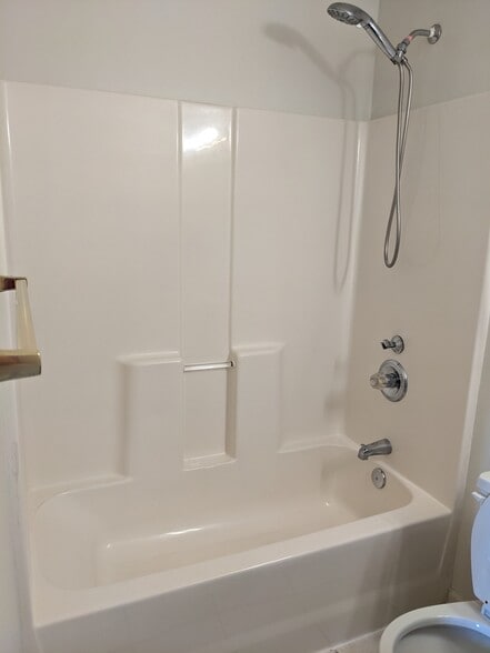 2nd floor Bath - 628 Hadlow St
