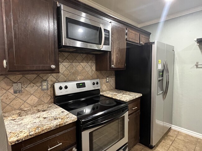 Building Photo - 628 Waterview Rd