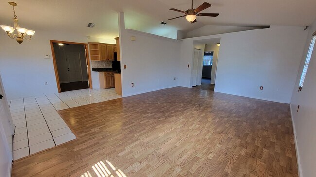 Building Photo - Fantastic 3 Bed/ 2 bath + Den ~ UTC Distri...