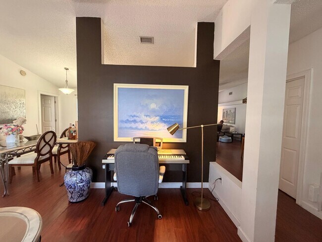 Building Photo - 1902 SW Aladdin St