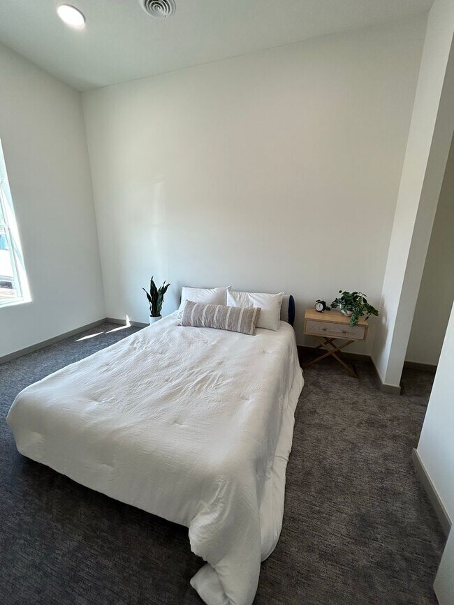 Building Photo - One-Bedroom Unit at Block 100