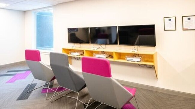 Building Photo - 47 W Fireclay Ave