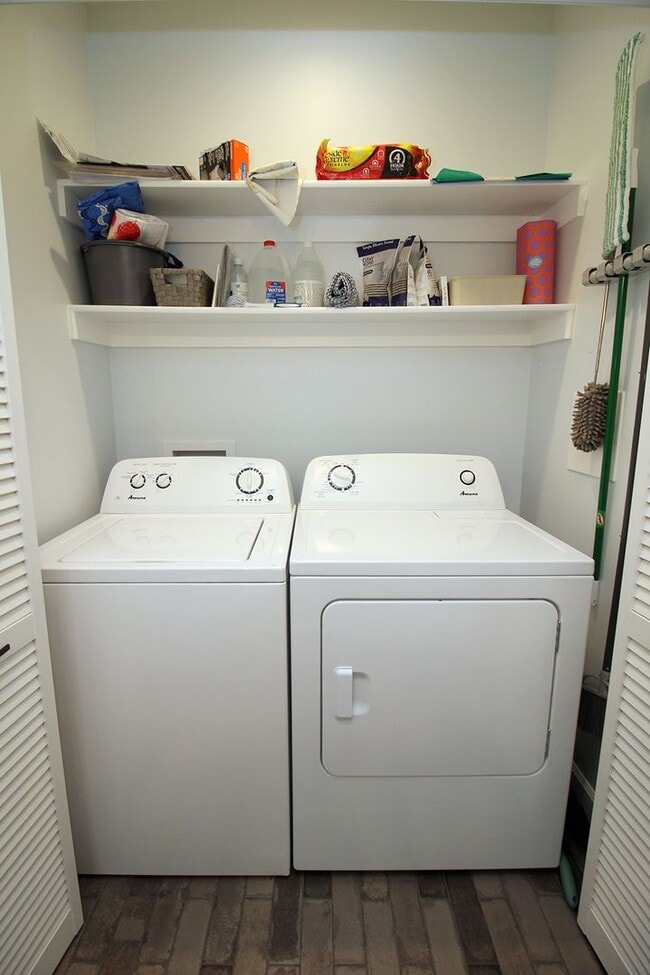 Building Photo - 816 NE Imperial Ave