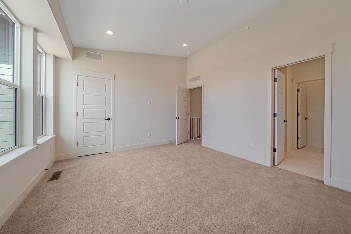 Building Photo - 10860 Lyric St