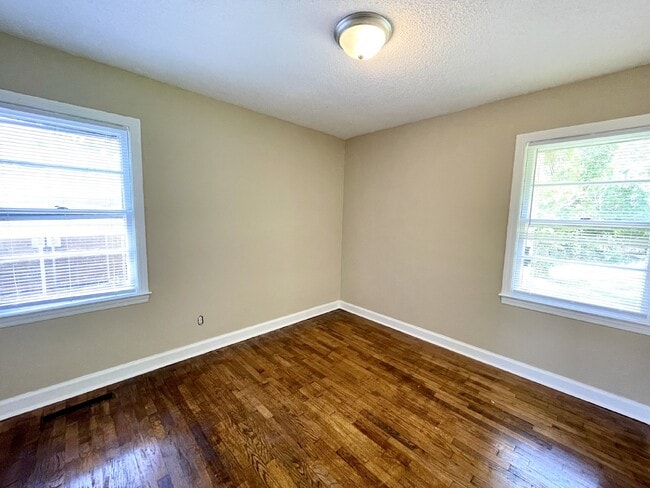 Building Photo - Updated 3 Bed, 1 Bath Nest in Fayetteville