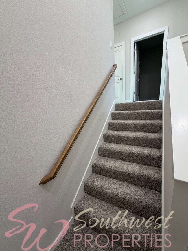 Building Photo - FOUR bedroom townhouse. Off campus living with easy, close to campus style!