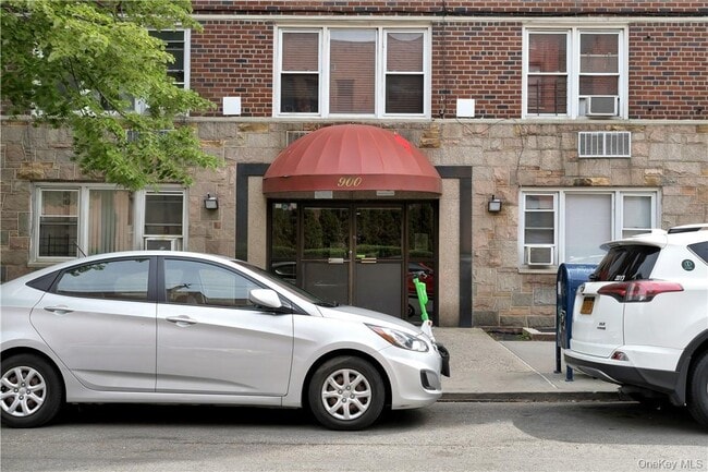 Building Photo - 900 Lydig Ave
