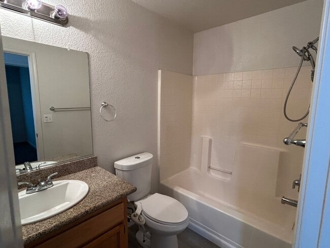 Building Photo - Bright & Comfortable 4 Bed, 2 Bath Home on...