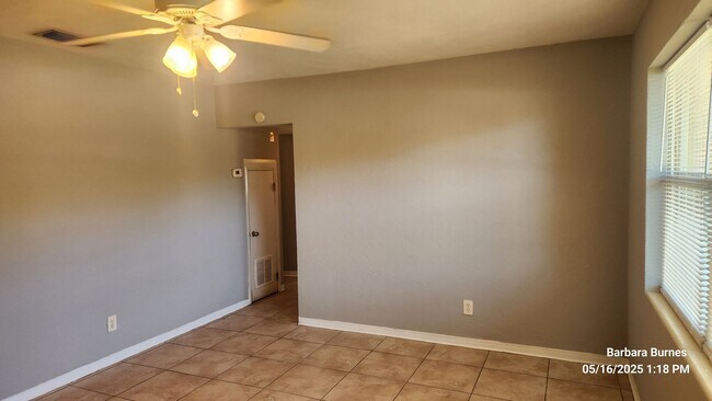 Building Photo - 3 bedroom one bath with garage