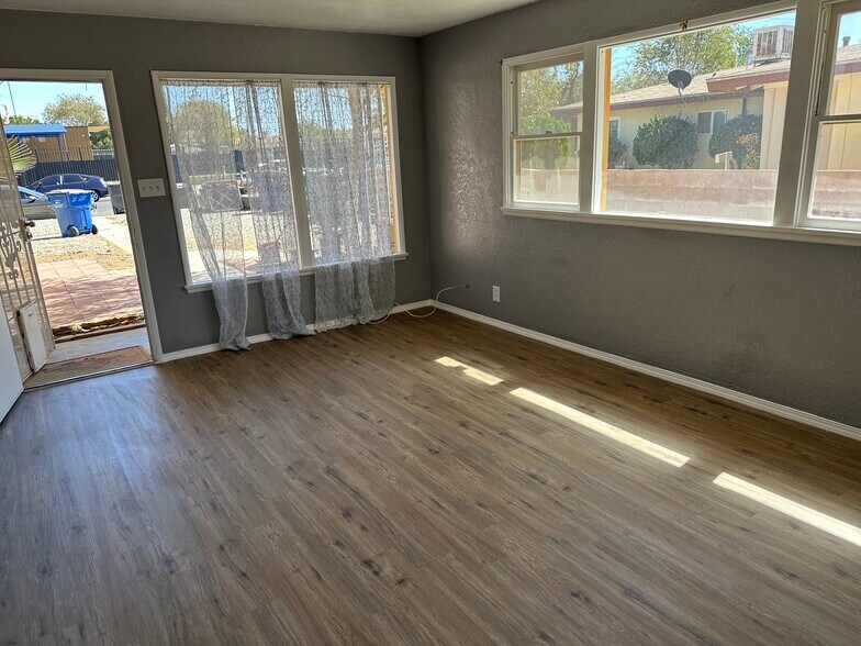 living room - 44321 Cedar Ave