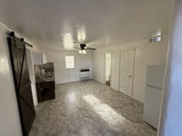 Building Photo - 2 Bedroom / 1 Bathroom Apartment in Madras Oregon
