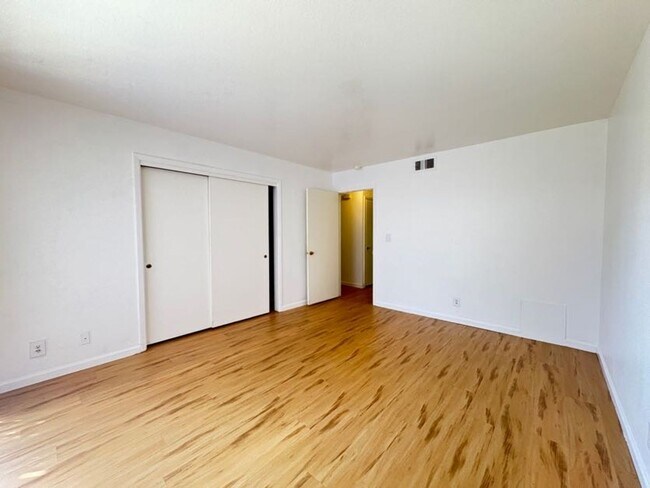 Building Photo - Cute 2 Bedroom Condo
