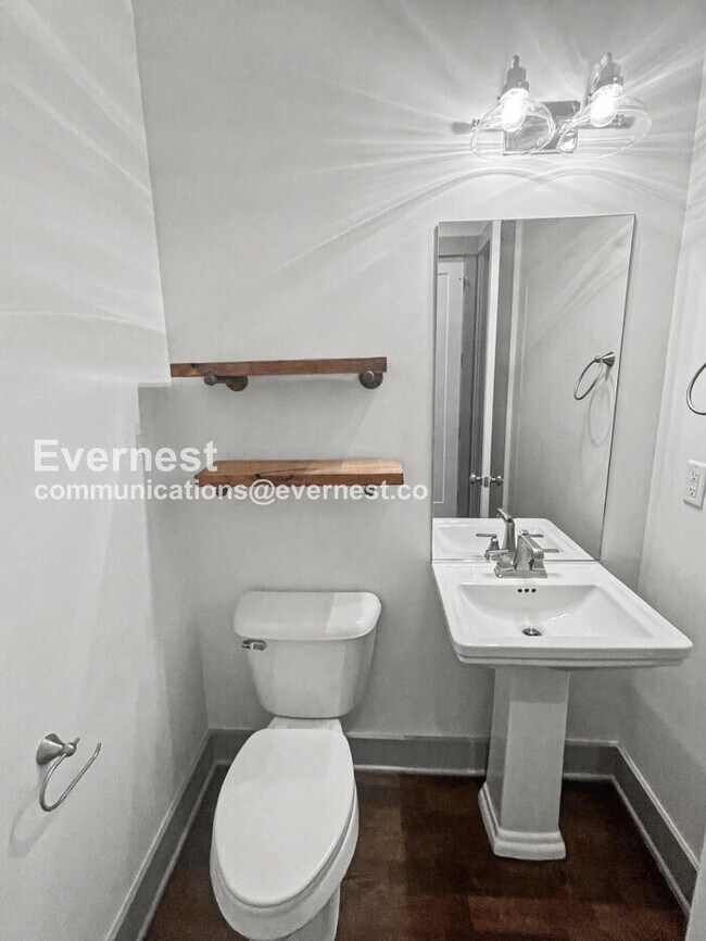 Building Photo - 3 Bed/2.5 Bath with Fenced Yard / Pet-Friendly / Available Now!