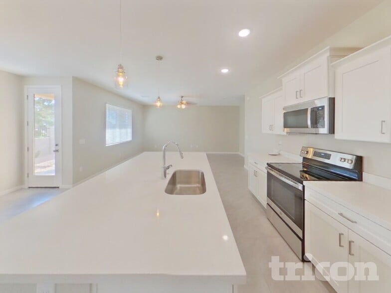 Building Photo - 1330 N Parkcrest