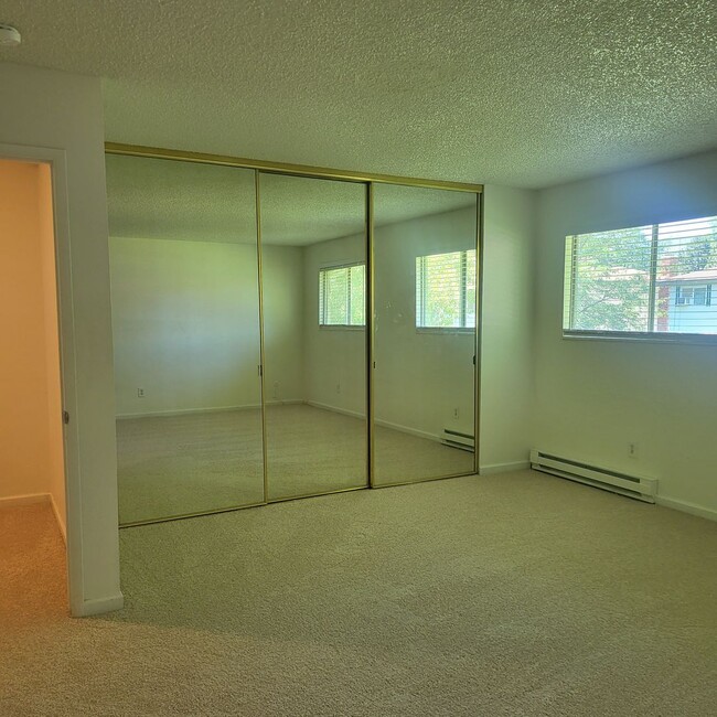 Building Photo - Nice Smithridge condo