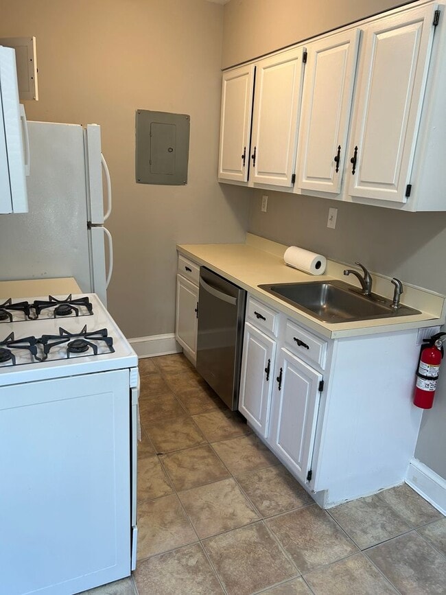 Building Photo - One Bedroom Apartment in Palisades NW Incl...