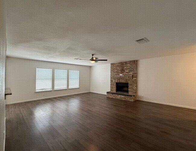 Building Photo - Beautiful 3/2 Available for Immediate Move In!