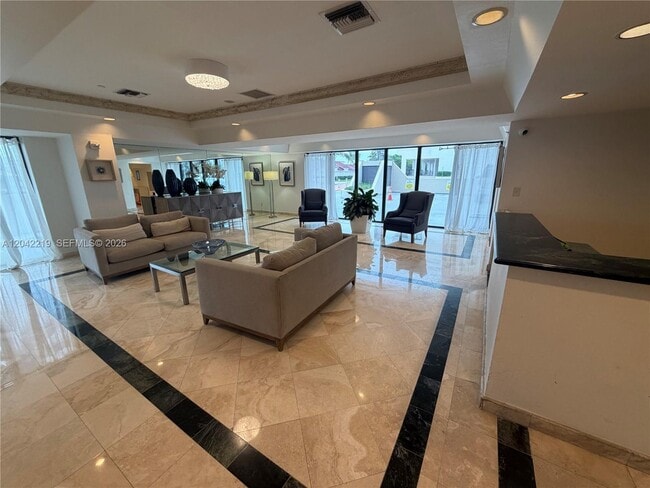 Building Photo - 2625 Collins Ave