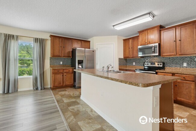 Building Photo - Four Bedroom Just Off Amelia Concourse!