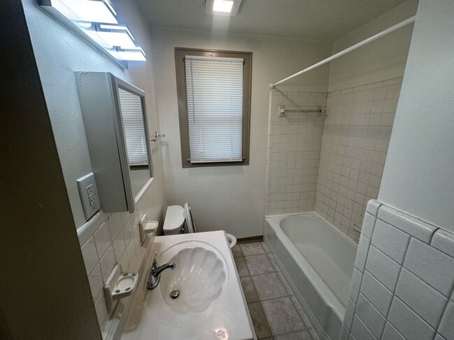 Building Photo - Updated 2BR Home in Kingsport For Rent - Detached 2 Car Garage