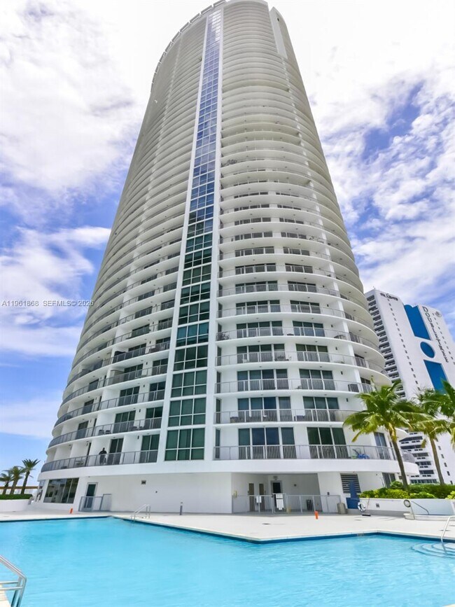 Building Photo - 1750 N Bayshore Dr