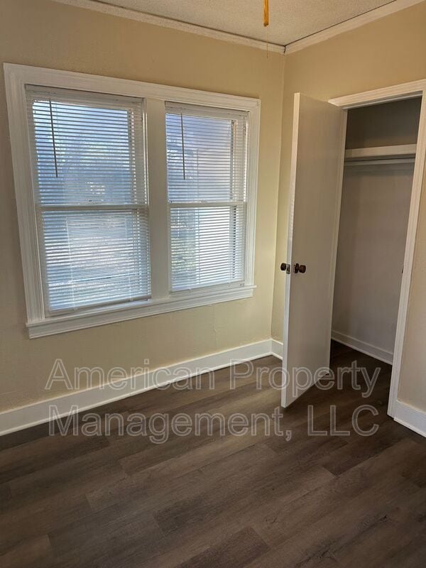 Building Photo - 1928 N Columbia Pl