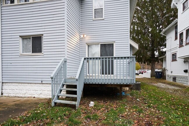 Building Photo - 4 to 5 Bedroom For Rent in North Hill