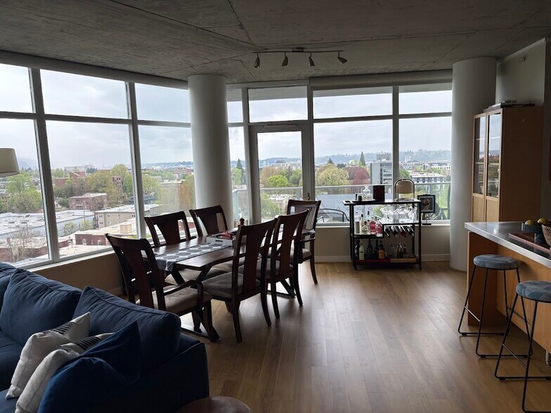 Dining area - 1926 W Burnside St