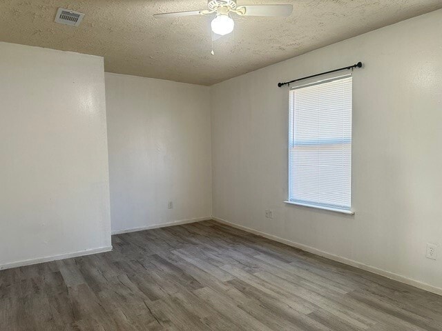 Building Photo - 402 Juniper Ct