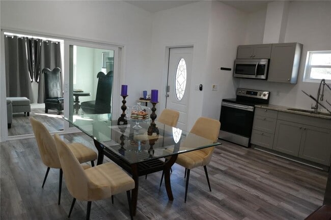 Building Photo - 1025 7th St S