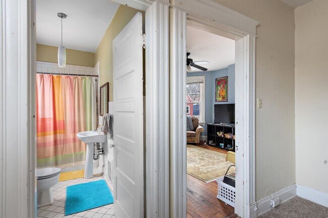 Building Photo - 2317 Victor St