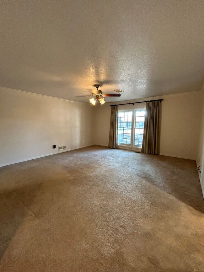 Building Photo - Beautiful Large Family Home!!!