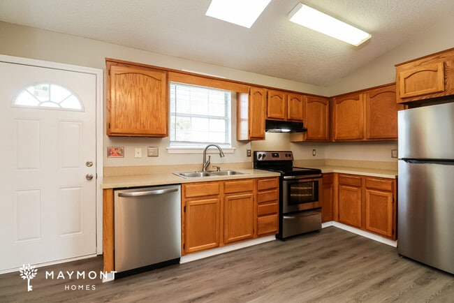 Building Photo - Cozy Three Bedroom