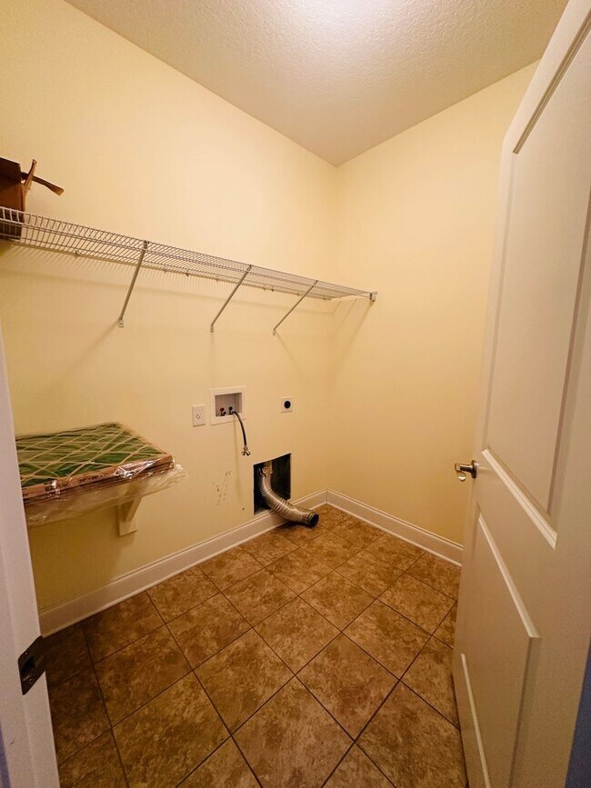 Building Photo - Sun-Drenched Corner Lot Condo – 2 Bedrooms + Office Near Middlebrook Pike