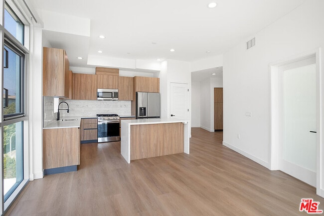 Building Photo - 164 Chestnut St