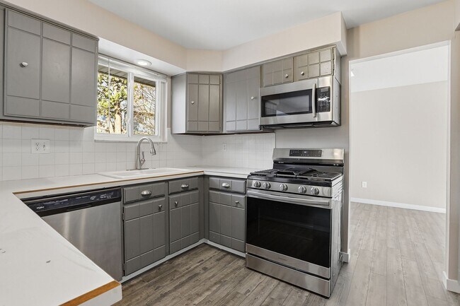 Building Photo - 5 bedroom, 3 bath home in desirable Arvada neighborhood.