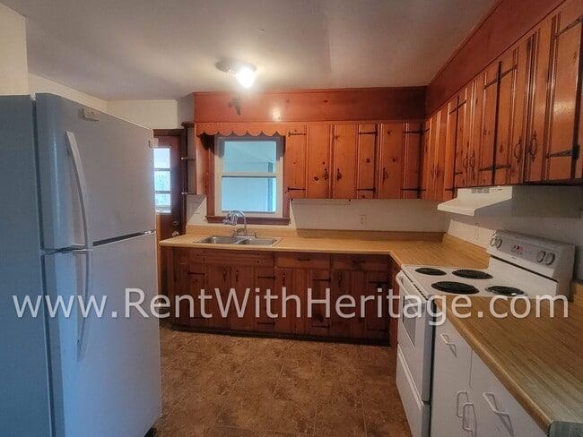 Building Photo - GRAMPA'S BUNGELOW - AWESOME BRICK RANCH WITH FULL UNFINISHED BASEMENT / GREAT LOCATION